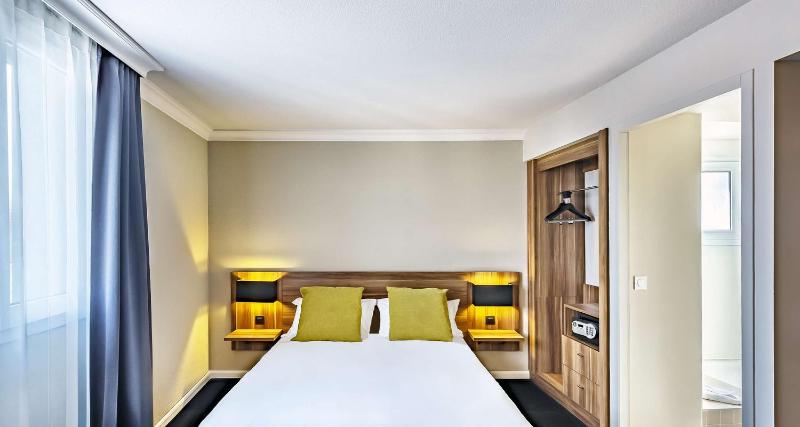 Standard Queen Room - Non-Smoking image 1
