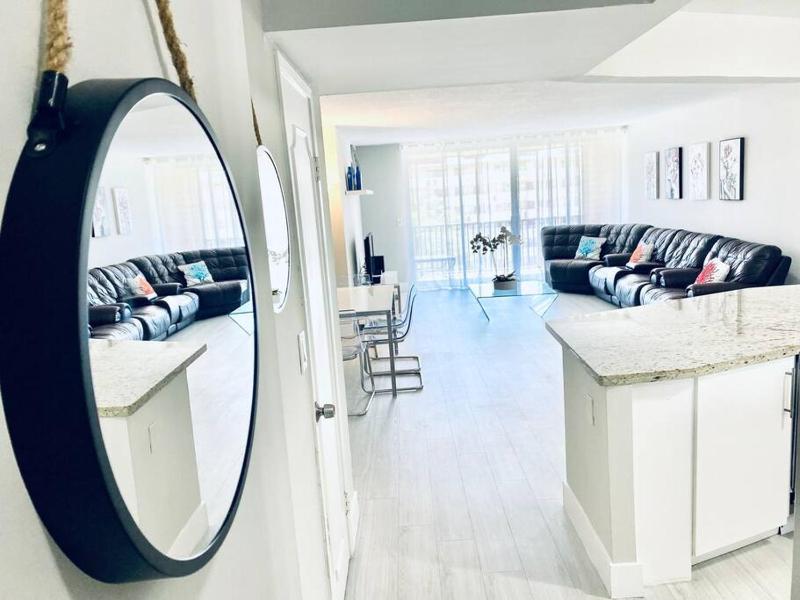 MODERN 2BR 2BA CONDO near AVENTURA! Wi-Fi! Parking - image 13