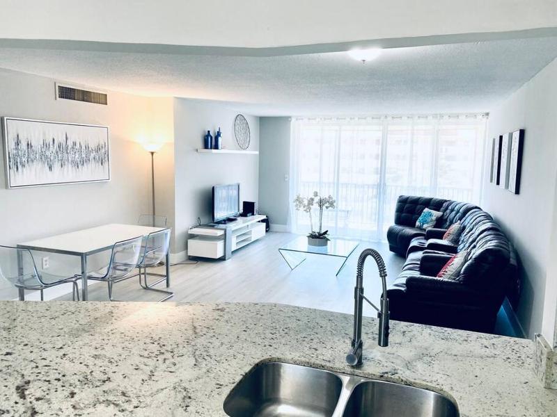 MODERN 2BR 2BA CONDO near AVENTURA! Wi-Fi! Parking - image 9