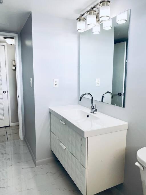 MODERN 2BR 2BA CONDO near AVENTURA! Wi-Fi! Parking - image 12