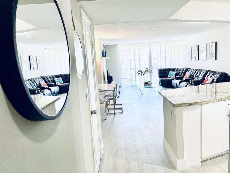 MODERN 2BR 2BA CONDO near AVENTURA! Wi-Fi! Parking - image 10
