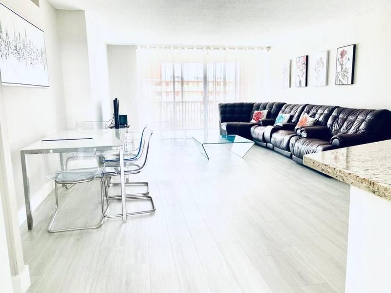 MODERN 2BR 2BA CONDO near AVENTURA! Wi-Fi! Parking - image 3