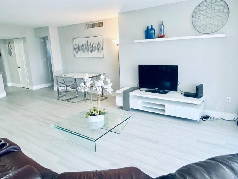 MODERN 2BR 2BA CONDO near AVENTURA! Wi-Fi! Parking - image 8