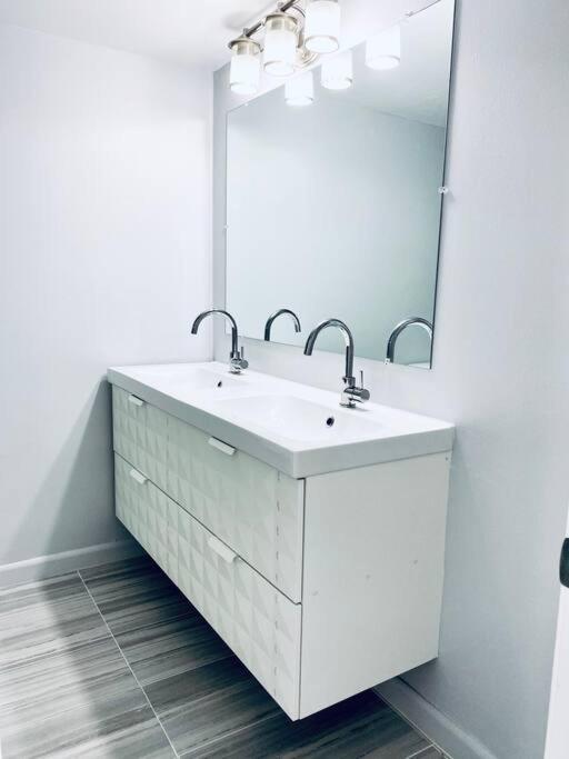 MODERN 2BR 2BA CONDO near AVENTURA! Wi-Fi! Parking - image 5