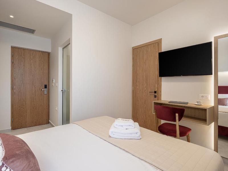Miss Marrone City Hotel - image 27