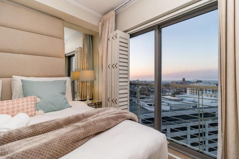 2 bed unit near CTICC with Harbour Views Images