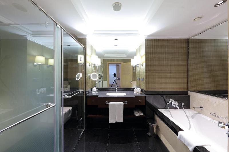 Honeymoon Suite image 2