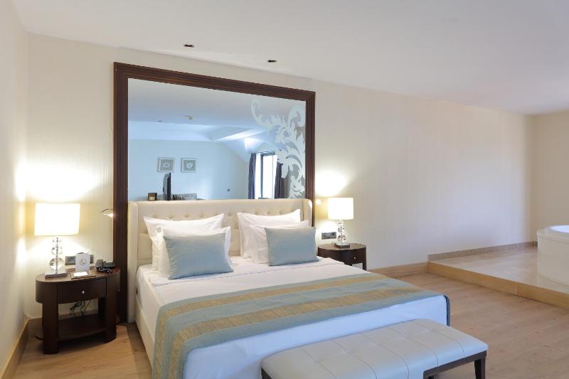 Honeymoon Suite image 4