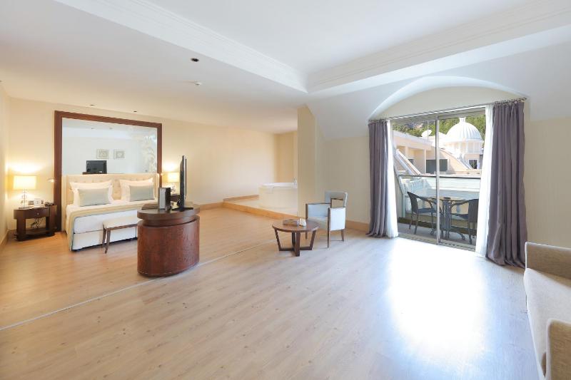 Honeymoon Suite image 3