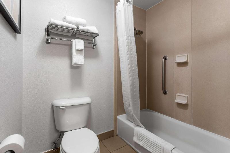 Standard Queen Suite with Two Queen Beds image 4