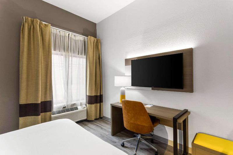 Standard Queen Suite with Two Queen Beds image 1