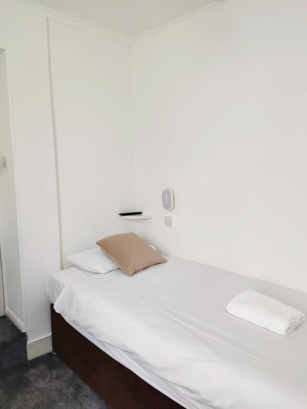 Single Room image 4
