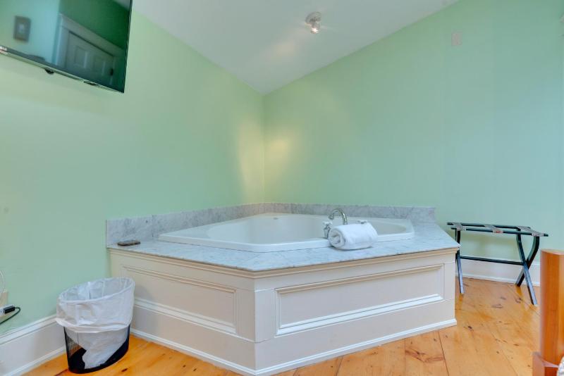 Deluxe Queen Room image 2