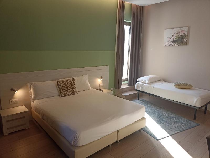 Deluxe Triple Room image 2