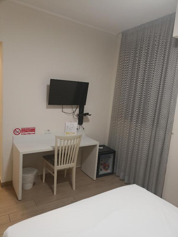 Large Single Room image 2