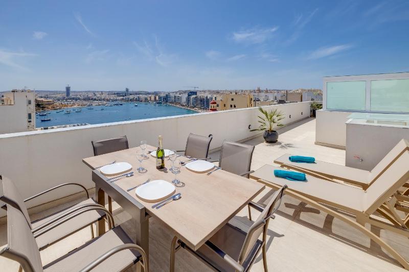 Stylish Penthouse Rooftop Hot Tub Harbour Views - image 11