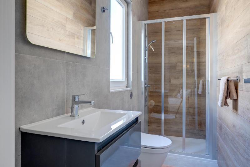 Stylish Penthouse Rooftop Hot Tub Harbour Views - image 14