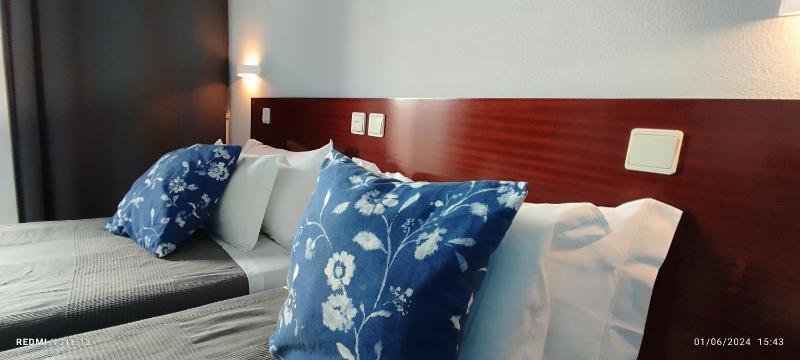 Twin Room image 4