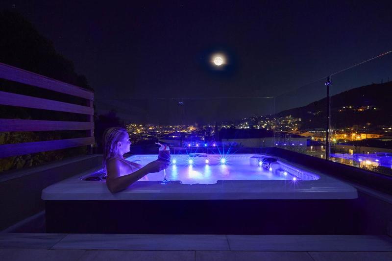 Executive Suite with Outdoor Jacuzzi image 4