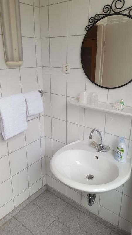 Single Room with Shower image 3