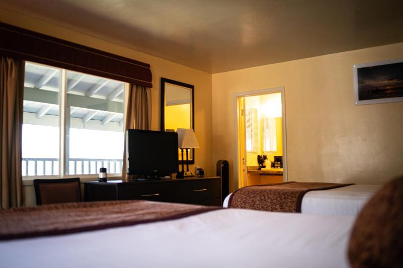 Queen Room with Two Queen Beds image 4
