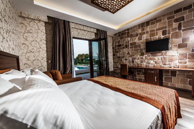 Deluxe Room with Pool View and Lake  View image 2