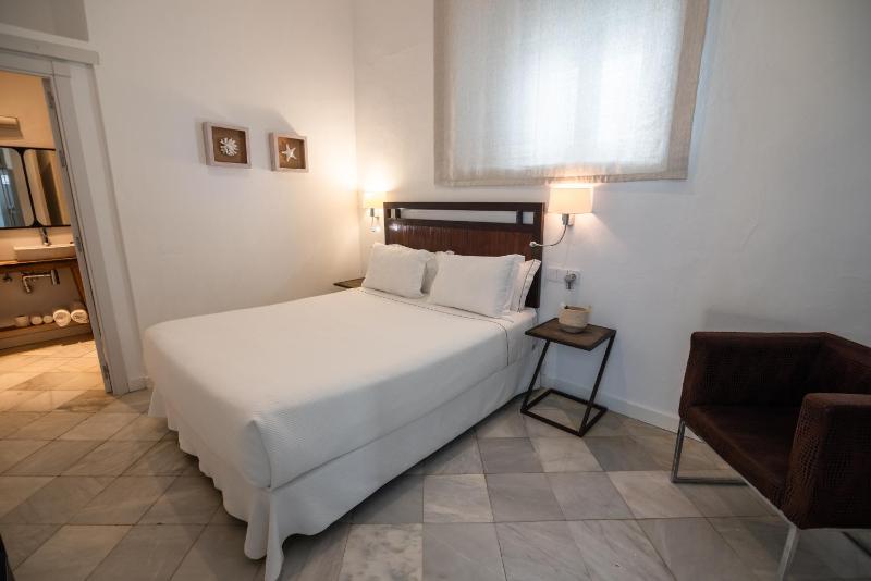 Standard Double Room image 4