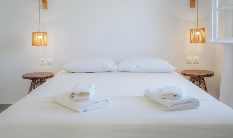 King Studio with Sofa Bed image 1
