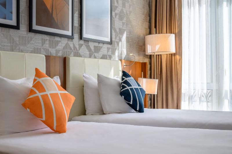 Standard Twin Room with City View image 1
