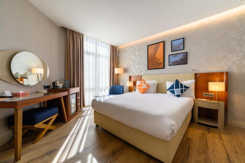 Standard Queen Room with City View image 1
