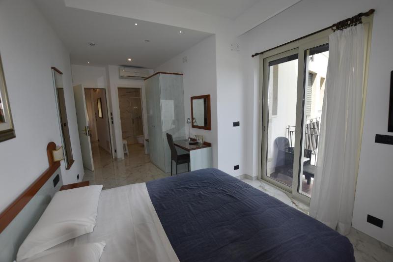 Double/Twin Room with Partial Sea View image 4