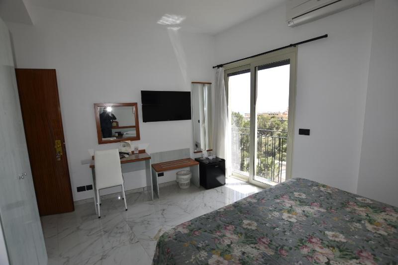 Double/Twin Room with Partial Sea View image 3