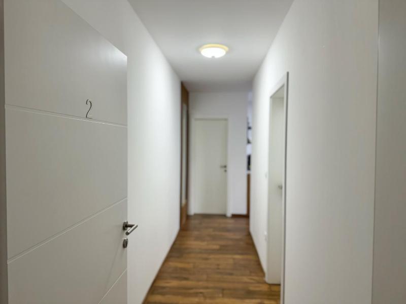 One-Bedroom Deluxe Apartment image 4