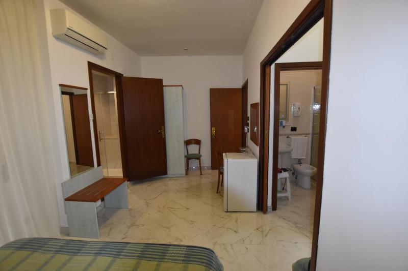 Family Room (2 Adults + 2 Children) image 2