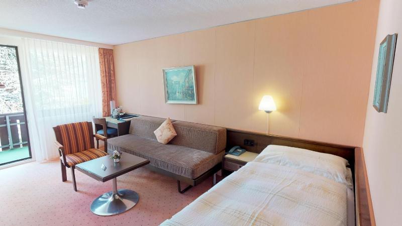 Single Room with lateral Lake View image 4