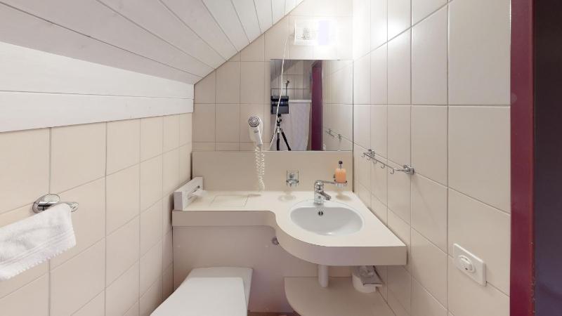 Single Room with lateral Lake View image 3