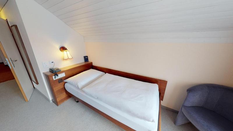 Single Room with lateral Lake View image 2
