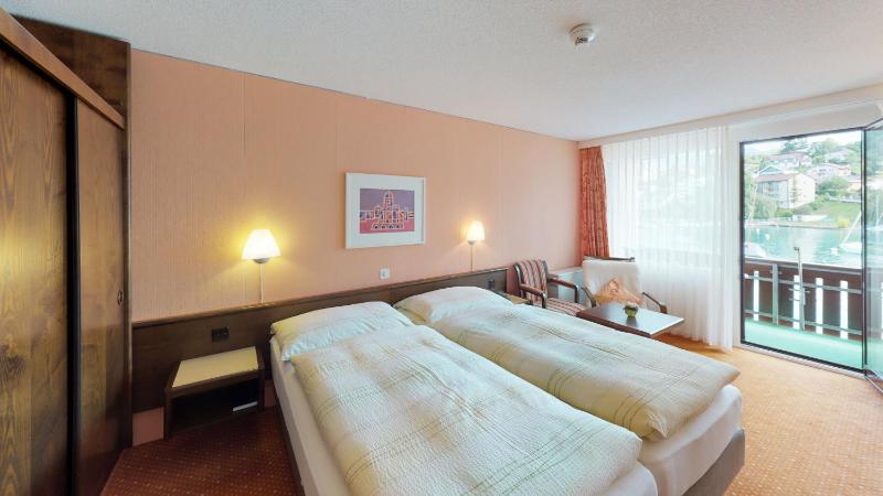 Double Room with Lake View image 3