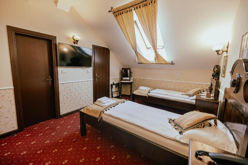 Standard Twin Room image 4