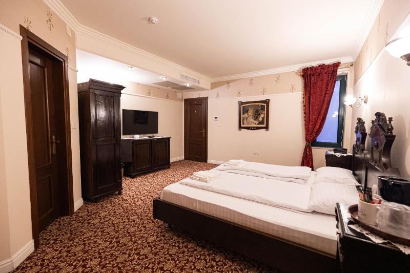 Superior Double Room with Sofa Bed image 4