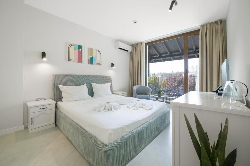 Double room with Balcony and Partial Sea View image 2