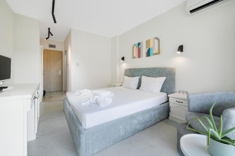 Double room with Balcony and Partial Sea View image 4