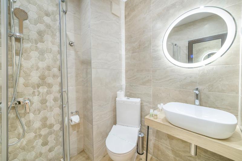 Economy Double Room with French Balcony image 3