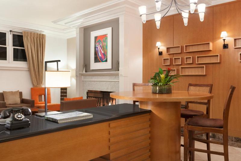 Executive Hotel Vintage Court - image 16