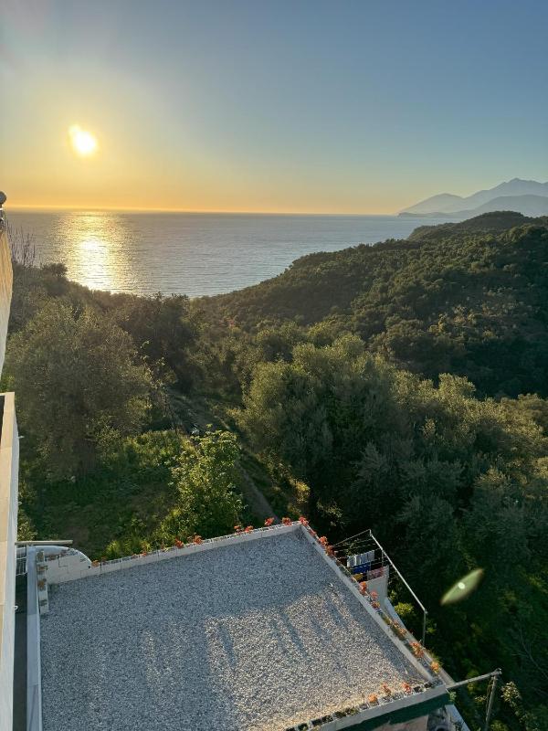 Double Room with Balcony and Sea View image 3
