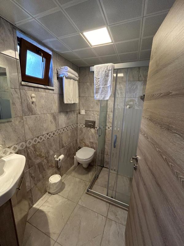 Economy Triple Room image 3