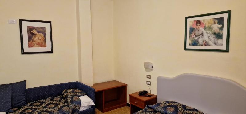 Standard Triple Room image 3