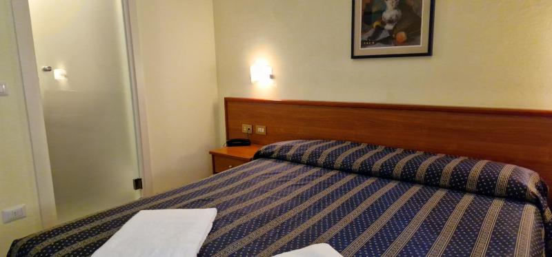 Standard Double Room image 3