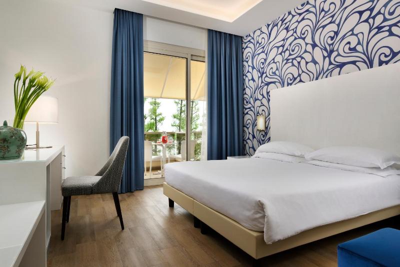 Superior Double Room with Partial Lake View and Spa access image 3