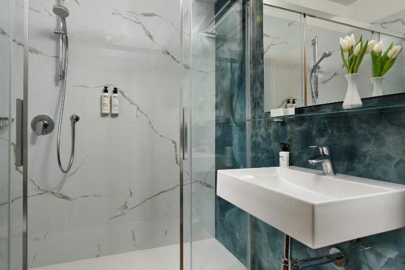 Standard Double Room with Partial Lake View and Spa access image 3